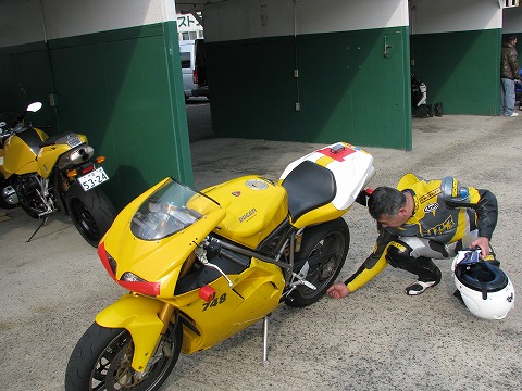 �A�C�X�G�C�W����ƃh�J748R�B�@���s�I���B