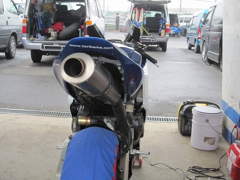 3���s�ځB�@�s�b�g�ŉJ�~�ݑ҂��B