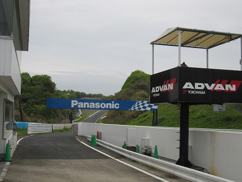 ���R�[�X�̃s�b�g�B�@�o�b�N�X�g���b�`�ɂ����āA�ϋq�Ȃ��Ȃ��B�@����ڂ��B�i�΁j