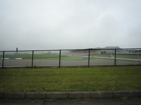 �P�R�[�i�[������z�[���X�g���[�g�B�@���X�ɃE�F�b�g�p�b�`������B