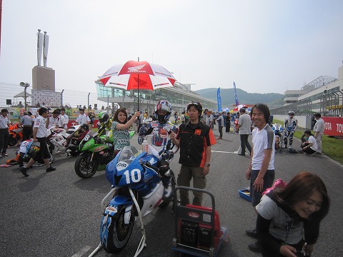 �}�V�����C�����A�����̃O���b�h�ɁB