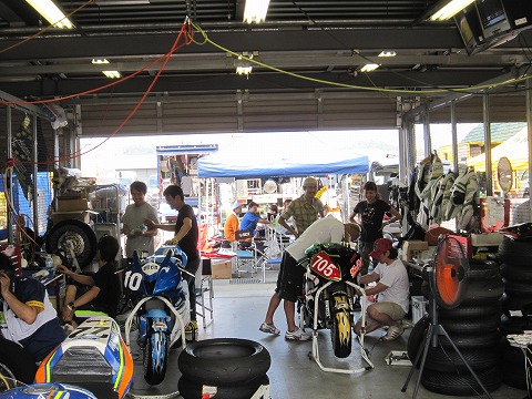 �Q�{�ڂ̏����B�@�s�b�g�̒��̓^�C�����炯�B