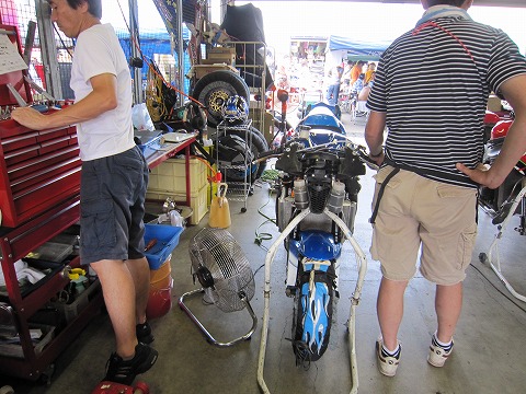 �����Ɍ����Đ������B