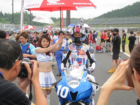 RQ�ƈꏏ�ɁA�|�[�Y�B